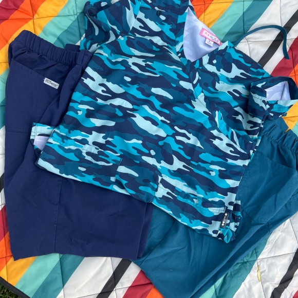 Turquoise Koi Scrub Top - Picture 3 of 3